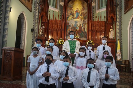 Con mucha fe, los nuevos comulgantes se acercaron a recibir al mejor de los regalos que todo cristiano puede recibir: ser el sagrario de Jesús, el hijo de Dios.