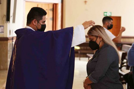 La cuaresma es un tiempo de gracia que la Iglesia nos ofrece, con un sentido de penitencia, de preparación en medio del recogimiento y del silencio.