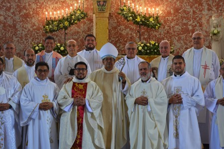 Durante la homilía, Mons. Bolaños enfatizó que el sacerdocio es dejar que Cristo se manifieste en su ministerio.