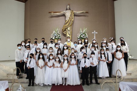 Niños que celebraron el sacramento de la Primera Comunión.