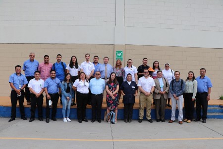 Representante de Dirección de Cooperación al Desarrollo de Bélgica junto a los colaboradores de los CFP y Oficinas de Intermediación Laboral OIL salesianos del El Salvador.