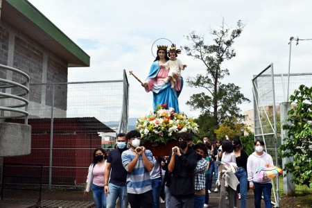 La solemnidad a María se celebró a lo grande por todos los miembros de la comunidad educativa.