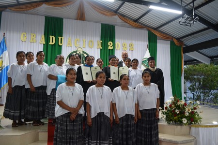 Las Hermanas Zoila Caal y Manuela Cucul junto a las demás Hermanas de la Resurrección, congregación religiosa femenina indígena. 