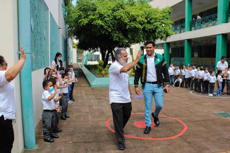 P. Ángel Prado, Inspector de CAM siendo recibido por los estudiantes del Colegio San josé en Santa Ana.