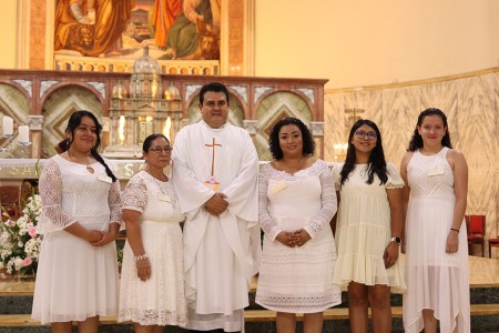 Bautismo de adultos en la parroquia María Auxiliadora, San Salvador.