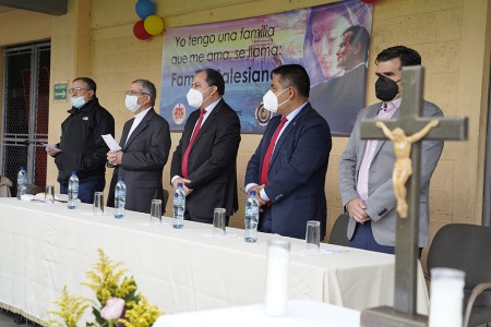 Autoridades que participaron en el acto de inauguración del taller