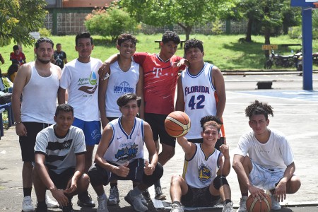 Los jóvenes del Centro Don Bosco promovieron la campaña misionera "Un regalo, una sonrisa".