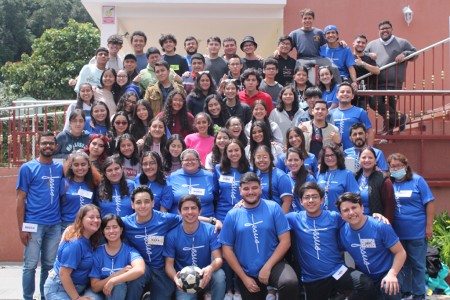 Jóvenes que se preparar para recibir el sacramento de la confirmación.