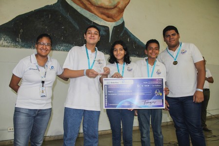 Jóvenes del Técnico Don Bosco que participaron en el Torneo Escolar de Robótica.