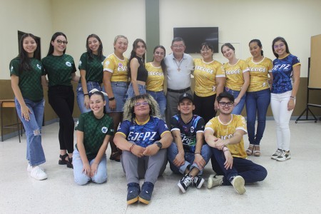 El padre Héctor Hernández, sdb junto a los animadores del MJS.