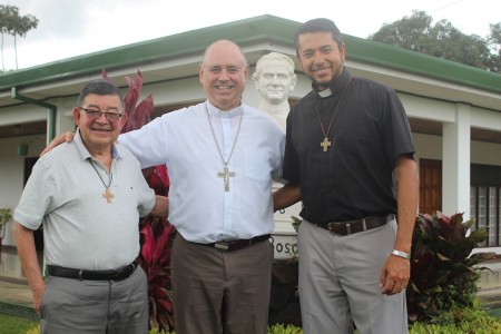 El Obispo de San Isidro junto al padre Héctor y el padre Marcelo.