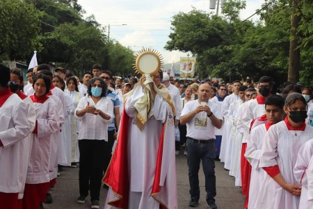 Los feligreses vivieron con devoción la fiesta de Corpus Christi. 