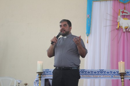 Padre Julio Navarro en su visita inspectorial a la comunidad de Granada, Nicaragua.