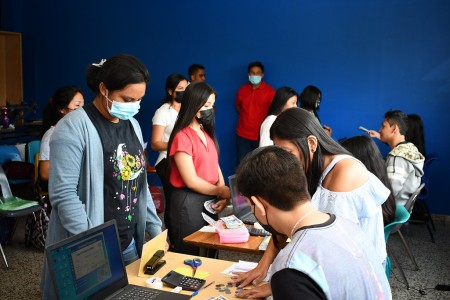 Brücke Le pont y al Banco Industrial apoyaron este proyecto de capacitación bancaria.