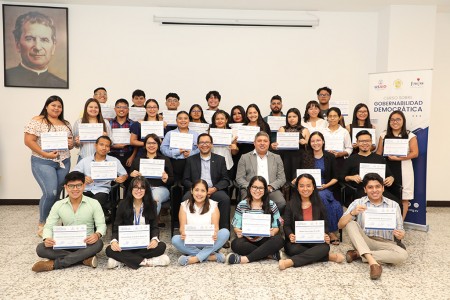 Curso de Gobernabilidad Democrática de la UDB.