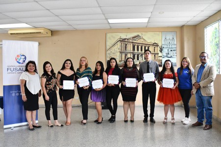 Jóvenes graduados del Curso de Formación en Cajero Comercial, impartido por FUSALMO.