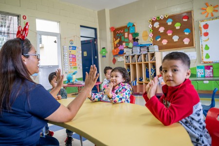 La coeducación busca fomentar la construcción de relaciones más justas e igualitarias.