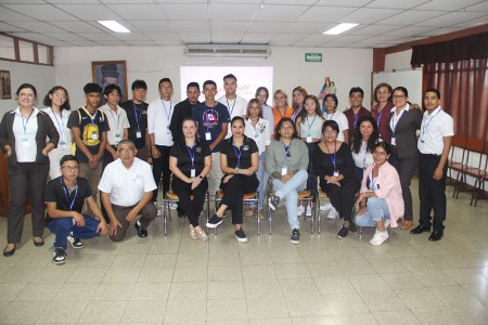 Panelistas y participantes del segundo panel de emprendedores.