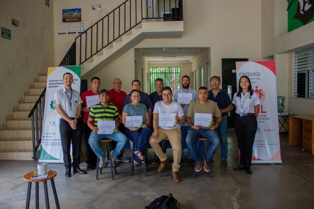 Participantes que finalizaron con éxito el curso de instalación y mantenimiento de paneles solares.