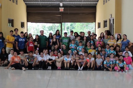 El padre Gabriel Romero, SDB, inspira a los jóvenes del Movimiento Juvenil Salesiano en el Centro Don Bosco de Pérez Zeledón, promoviendo valores de alegría y fe en Cristo durante su visita de animación pastoral.