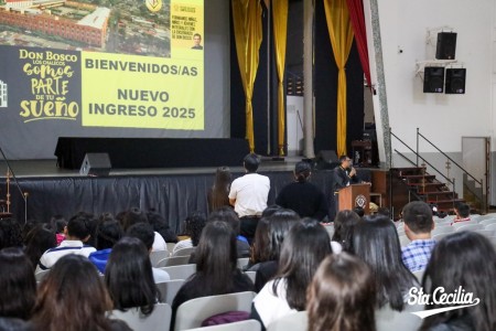 Nuevos estudiantes participan en el acto de bienvenida del Colegio Salesiano Santa Cecilia, marcando el inicio de su integración a la familia salesiana y su formación integral.