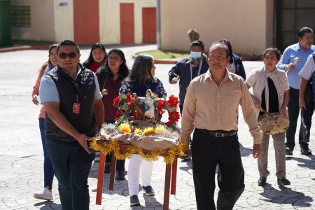 Colaboradores y salesianos de la Casa Inspectorial en procesión hacia el altar durante la Santa Misa de acción de gracias, celebrada al finalizar sus actividades laborales del año 2024.