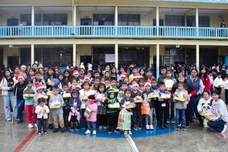 Niños del Encuentro de Oratorios en la Parroquia Salesiana de San Pedro Carchá, disfrutando de sus regalos con sonrisas de alegría, como parte del cierre de la jornada de convivencia y solidaridad.