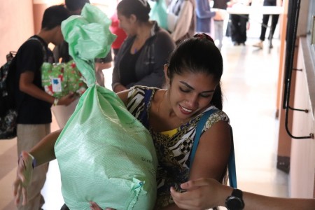 Niños y padres de familia del Oratorio Santo Domingo Savio reciben con alegría las canastas básicas y juguetes, en un gesto de solidaridad que llenó de esperanza la Fiesta de Navidad.