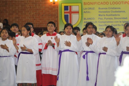 Los jovenes servidores del altar participan con entusiasmo en el Primer Encuentro Parroquial de Monaguillos en San Pedro Carchá, un evento que destacó su compromiso y amor por Jesús.