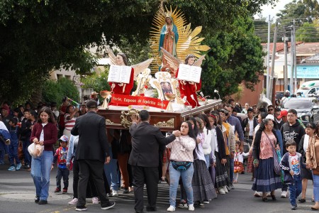Feligresas devotas portan con fe y amor el anda de Nuestra Señora de Guadalupe durante la procesión organizada por la Parroquia El Espíritu Santo.