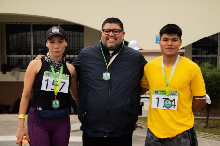 El Pbro. Ricardo Rodr&iacute;guez, sdb, estuvo presente en la imposici&oacute;n de medallas a los tres primeros lugares en llegar a la meta. 