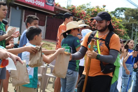 Grupos de niños del Centro Don Bosco de Pérez Zeledón realizan apostolado para peregrinos en su camino hacia la Basílica de Nuestra Señora de Los Ángeles en Cartago.