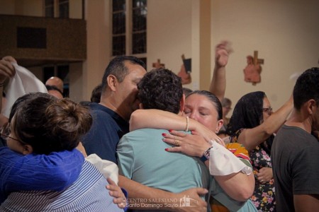 35 jóvenes viven su retiro de envío como parte de la preparación para recibir el sacramento de la Confirmación. 