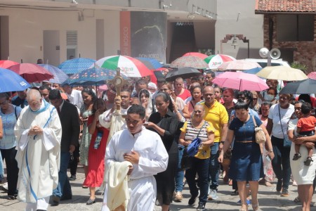 Los feligreses de Basílica Don Bosco acompañaron el Cuerpo y Sangre del Cristo con devoción y regocijo. 