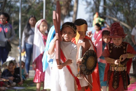 Los estudiantes del Centro Escolar Miguel Magone recrearon el Vía Crucis. 