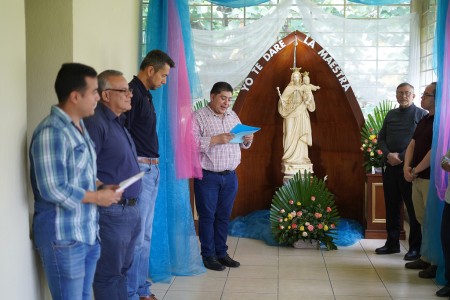Para esta novena, la imagen de María Auxiliadora ha sido decorada con cortinas en sus colores característicos: celeste y rosado, y complementado con bellos arreglos florales.