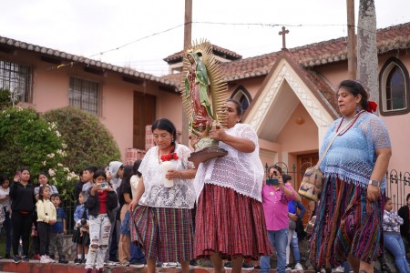 Feligreses acompañan con devoción la imagen de la Virgen de Guadalupe, dando inicio a las celebraciones en su honor