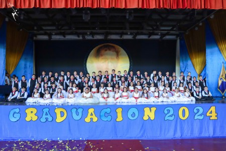 Los graduados de parvularia 6 del Colegio Don Bosco y del Centro Escolar Católico San Juan Bosco celebraron su logro, acompañados por sus padres y seres queridos en una emotiva ceremonia.