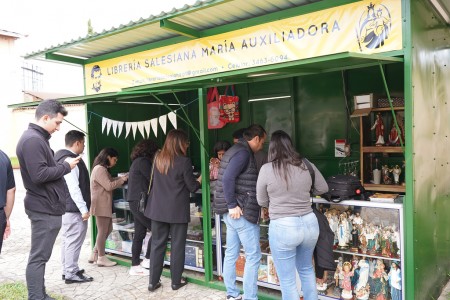 Feligreses explorando el nuevo espacio de la Librería Salesiana en el interior de la Parroquia El Espíritu Santo, donde se ofrecen una variedad de productos religiosos.