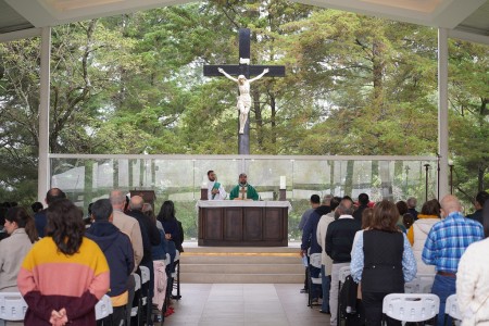 La feligresía participando en la Eucaristía del domingo 17 de noviembre en la Parroquia El Espíritu Santo, en el marco de la Jornada Mundial por los Pobres.