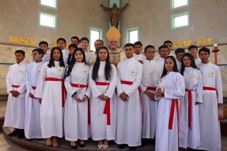 Los jóvenes confirmados posan junto a Monseñor Guido Charbonneau y el padre René Guzmán, SDB, en una emotiva celebración que marcó el cierre del Año Litúrgico.