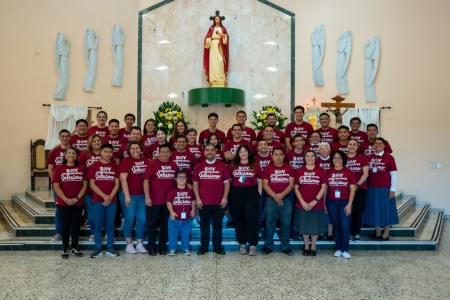 Más de 40 comunicadores de la Inspectoría de Centroamérica posan junto al Inspector, padre Julio Navarro, al finalizar la eucaristía de inauguración del noveno Encuentro de Comunicación Social 2024.