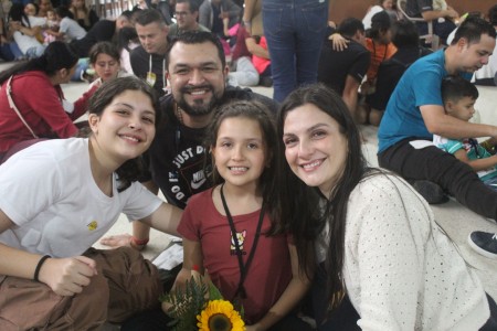 Una familia participante del retiro ENE #2 comparte un emotivo momento al finalizar la jornada, fortaleciendo su fe y unión a Jesús. 