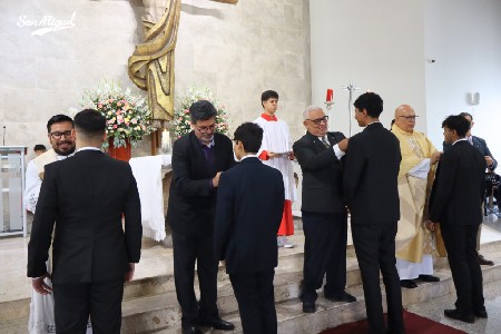 Momento significativo: estudiantes de la Promoción 2024 del Instituto Salesiano San Miguel reciben el pin de exalumno, símbolo de su vínculo eterno con la familia salesiana.