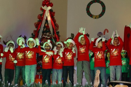 Estudiantes del Instituto Salesiano San Miguel llenan de alegría el escenario durante el Talent Show 2024, presentando un colorido espectáculo de villancicos y danzas navideñas que anticipan el espíritu de las fiestas.