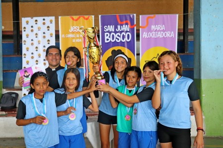  Las campeonas del equipo de la Escuela Nuevos Horizontes celebran su victoria tras ganar el Campeonato Relámpago Femenino en la Semana Salesiana, octubre 2024.