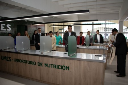 El padre Ricardo Rodríguez, director de pastoral, bendice el nuevo Laboratorio de Nutrición de la Facultad de Medicina, durante la inauguración en octubre de 2024, un momento significativo para la comunidad universitaria de la Universidad Mesoamericana.