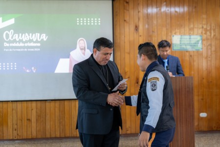 Durante la ceremonia, se reconoció el esfuerzo y dedicación de los participantes. El padre director, Manuel Guerra, SDB entregó diploma a los participantes. 