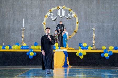 Un estudiante, vestido como San Juan Bosco, protagoniza la celebración del 209° cumpleaños del fundador.