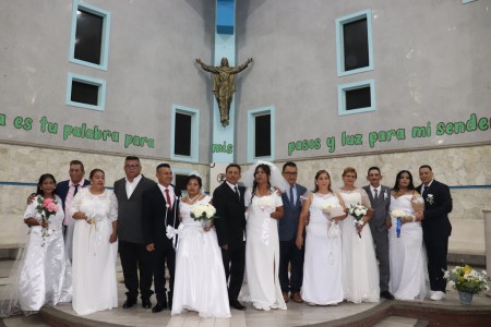 Las siete parejas que recibieron el Sacramento del Matrimonio en la Parroquia de Comayagüela posan al final de la celebración, rodeadas de sus seres queridos y la comunidad parroquial.